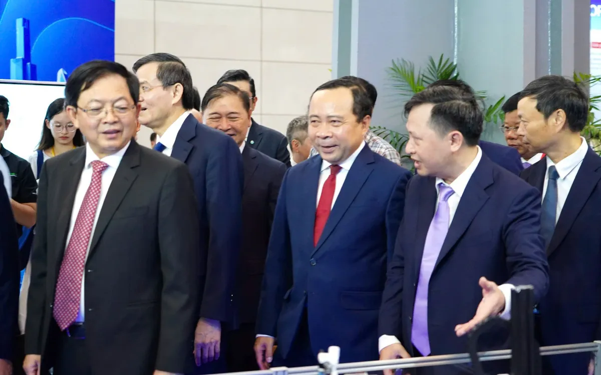 Phó thủ tướng Hồ Quốc Dũng (bìa trái), Bộ trưởng Khoa học và Công nghệ Vũ Hải Quân (giữa) đến dự Lễ hưởng ứng Ngày hội Đổi mới sáng tạo quốc gia năm 2026. 