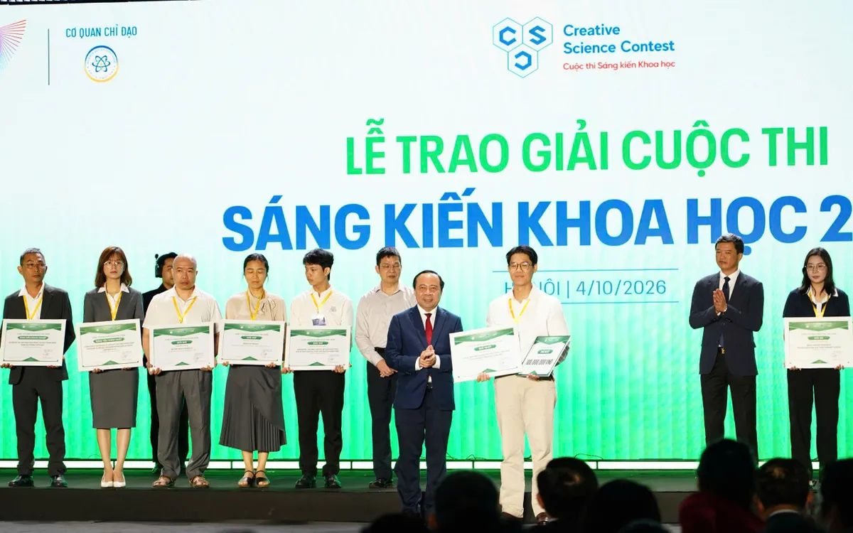 Bộ trưởng Khoa học và Công nghệ Vũ Hải Quân trao giải nhất cuộc thi Sáng kiến khoa học 2026 cho tác giả Châu Khắc Bảo Chương.