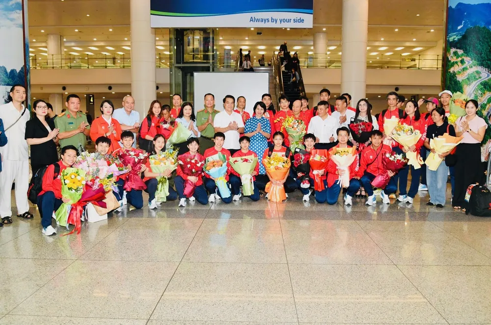 Các VĐV cầu mây được chào đón về nước trong ngày 4-10. Ảnh: THÁI DƯƠNG