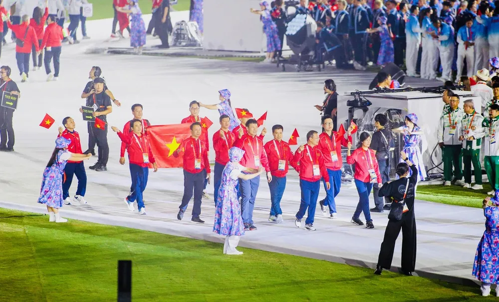 Đoàn thể thao Việt Nam tại Lễ bế mạc ASIAD 20. Ảnh: LƯỢNG LƯỢNG