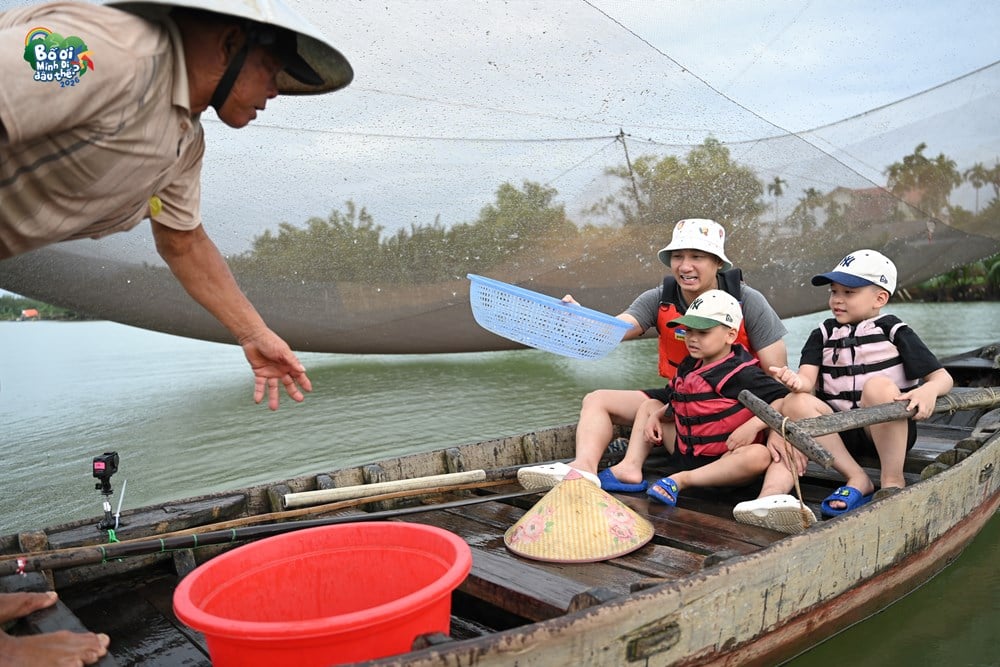 The father and sons toiled in the fields, digging and catching fish to gather ingredients for cooking rice - photo 4