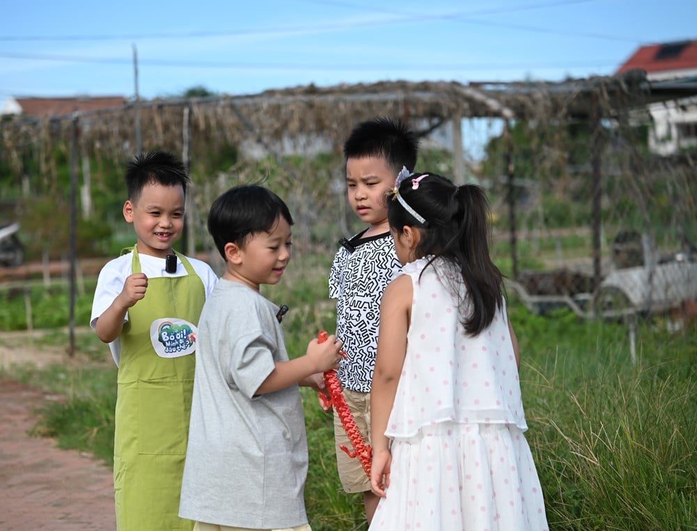 The father and sons toiled in the fields, digging and catching fish to gather ingredients for cooking rice - photo 1