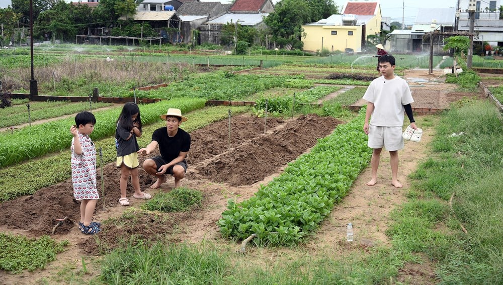 The father and sons toiled in the fields, digging and catching fish to gather ingredients for cooking rice - photo 5