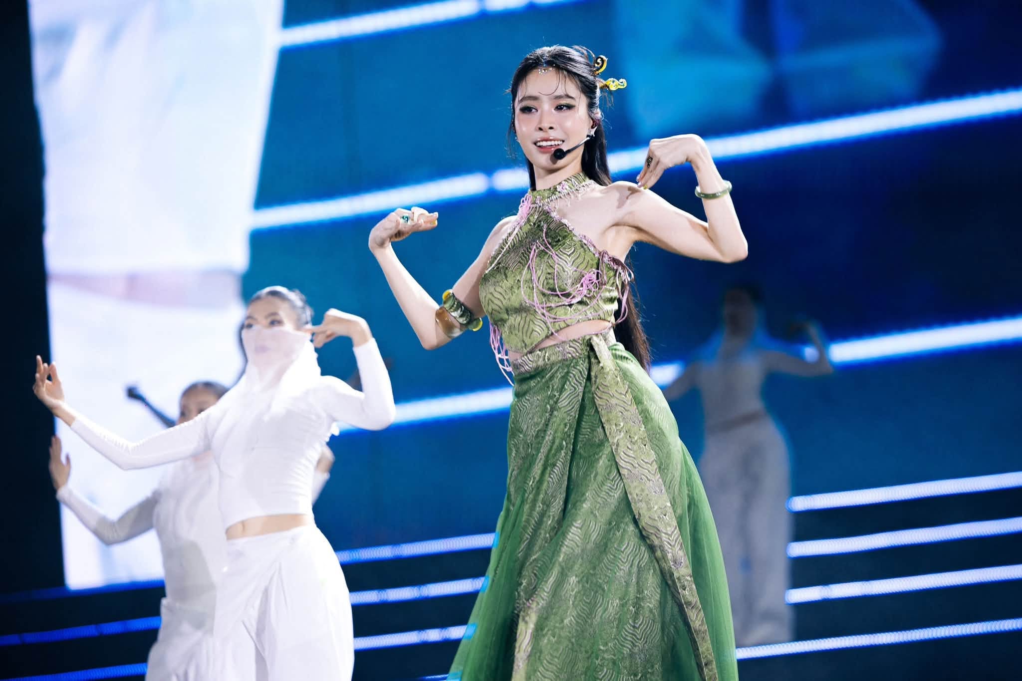 Ca nương Kiều Anh tham gia biểu diễn tại lễ bế mạc