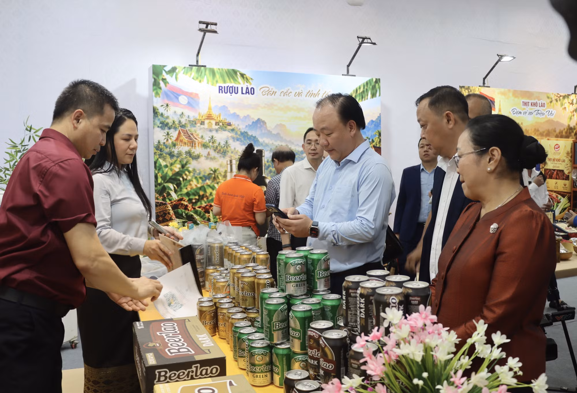 vna-potal-tuan-le-san-pham-viet-lao-9060840.jpg