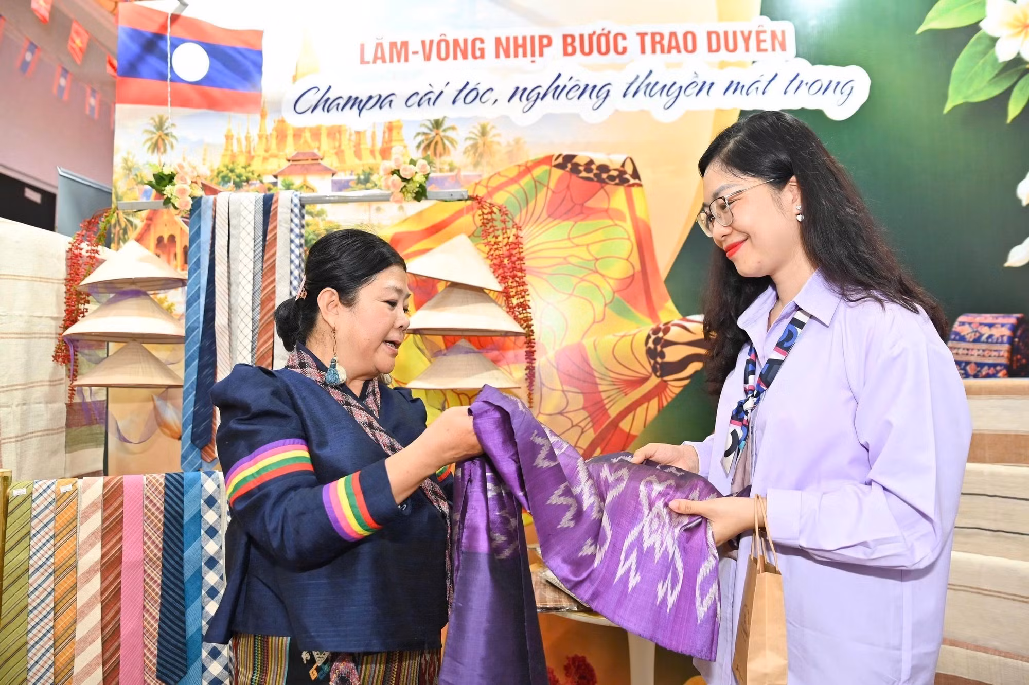 vna-potal-tuan-le-san-pham-viet-lao-9060849.jpg