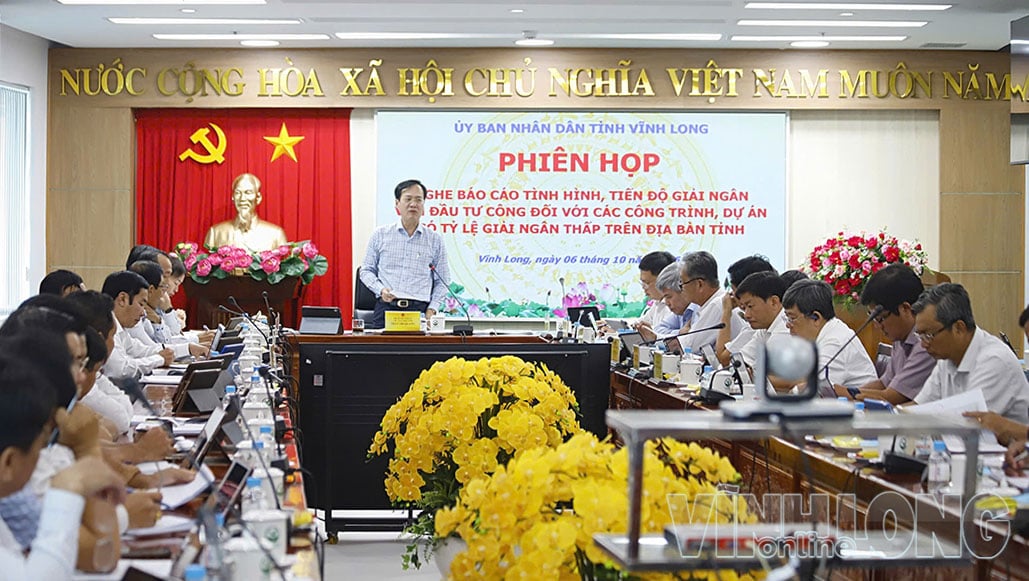 Deputy Secretary of the Provincial Party Committee and Chairman of the Provincial People's Committee Tran Tri Quang delivered a directive speech at the meeting.