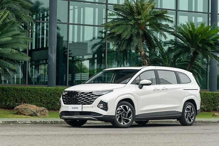 Hyundai Custom is distributed in Vietnam with many color options.
