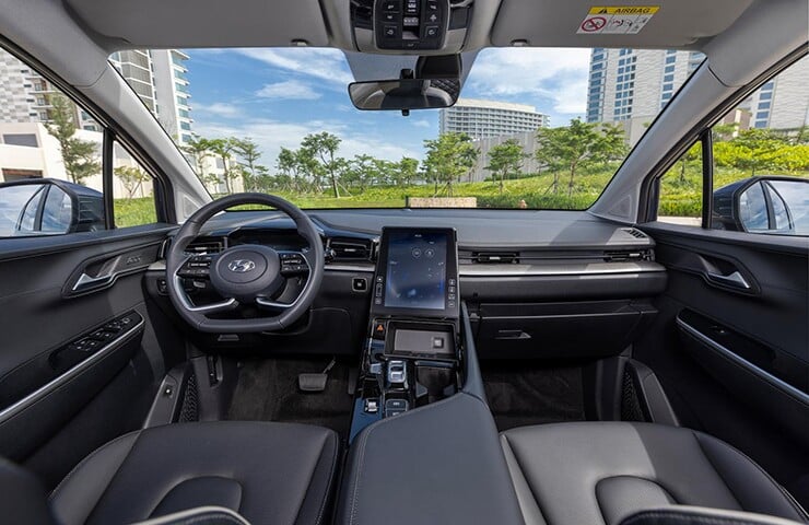 The integrated LED taillight cluster is located at the rear of the Hyundai Custin.