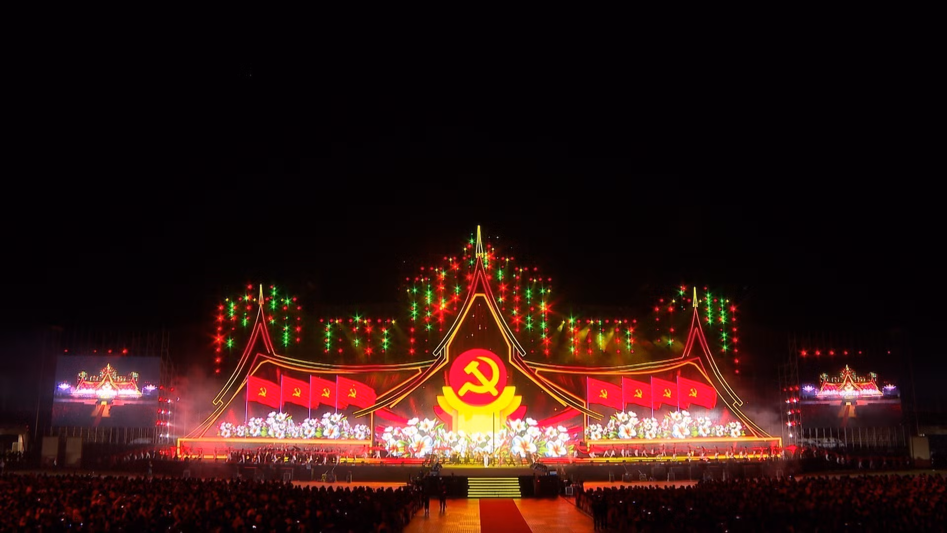 Tối 9/1/2026, Sân vận động quốc gia Lào ở thủ đô Viêng Chăn bừng sáng trong chương trình “Việt-Lào: Bản trường ca hữu nghị” do Bộ Văn hóa, Thể thao và Du lịch Việt Nam phối hợp cùng Bộ Văn hóa và du lịch Lào và Đại sứ quán Việt Nam tại Lào tổ chức. (Ảnh: TTXVN phát)