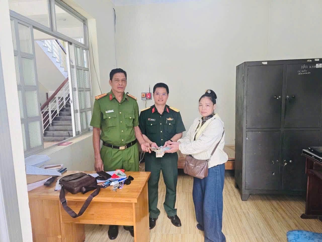 Thiếu tá Trần Phi Hào nhặt được túi xách đã bàn giao cho Công an phường Đồng Xoài để tìm và trao trả lại tài sản cho người đánh rơi. Ảnh: Ban Chỉ huy Quân sự xã Bom Bo