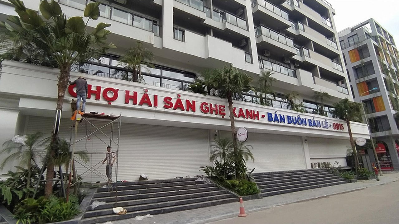 Khu dịch vụ nhà hàng hải sản Ghẹ Xanh, Rùa Vàng tại thành phố Bắc Ninh. (Ảnh NH)