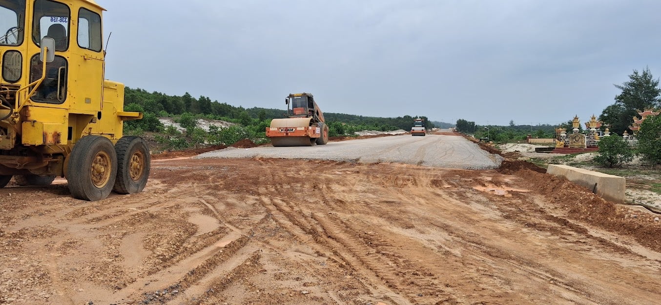 Đường ven biển kết nối hành lang kinh tế Đông Tây, tỉnh Quảng Trị giai đoạn 1 có số vốn kéo dài từ năm 2025 cần giải ngân khá lớn. Ảnh: NT