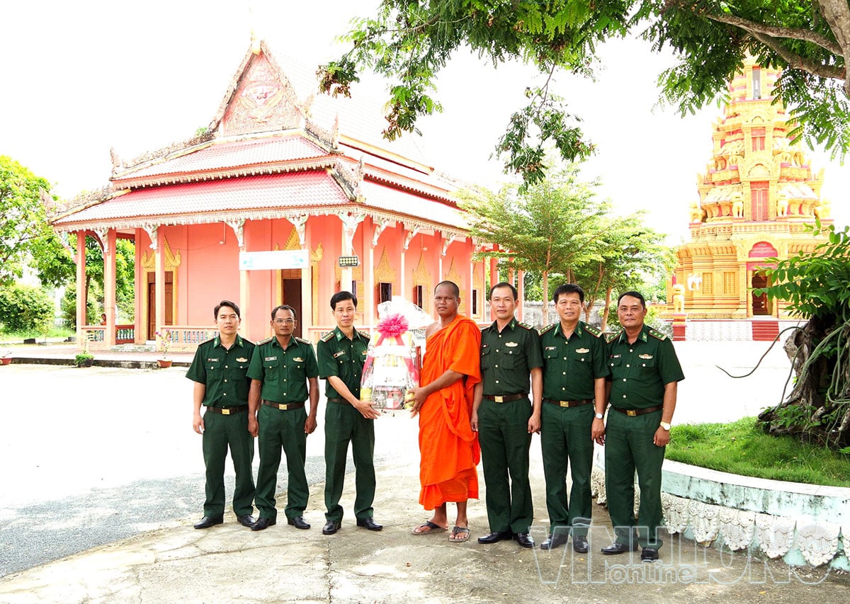 Colonel Nguyen Van Trieu, Deputy Political Commissar of the Border Guard Command of Vinh Long province, visited and presented gifts to Bong Sen Pagoda on the occasion of the Sene Dolta festival.