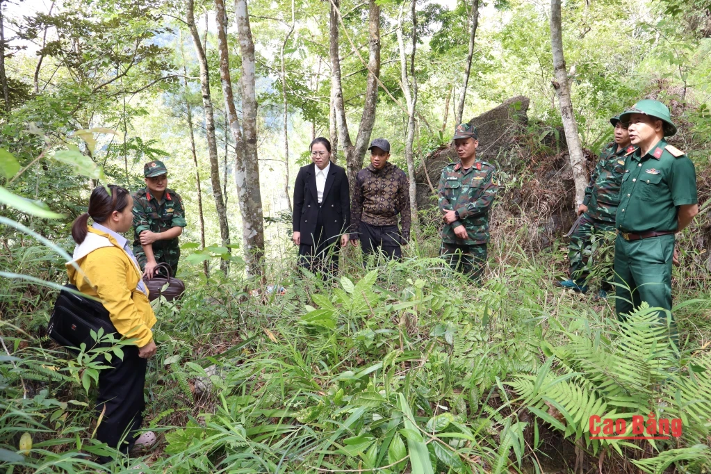 Đoàn công tác khảo sát, xác minh thông tin hài cốt liệt sĩ tại xóm Lũng Vẻn, xã Lũng Nặm.
