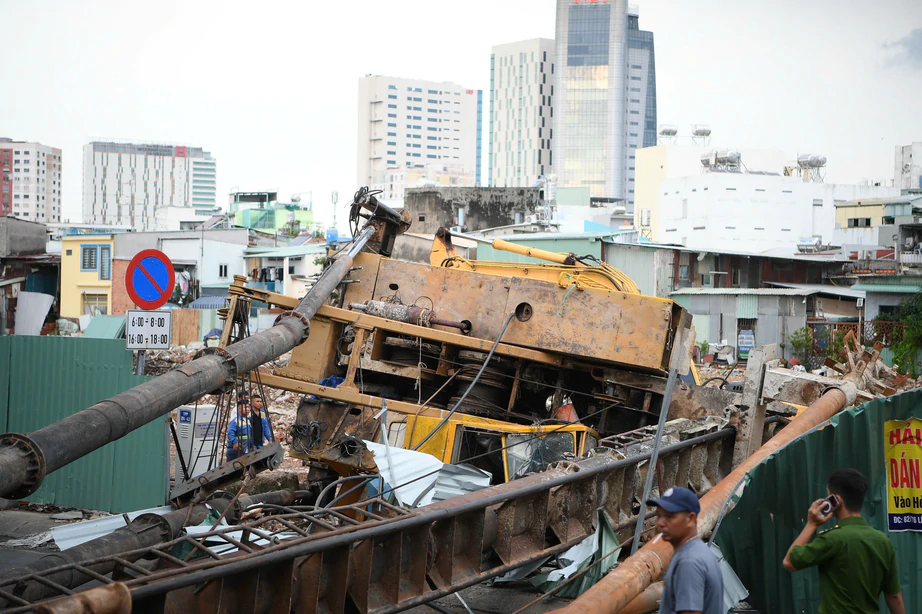 Ho Chi Minh City: Construction machinery for the Xuyen Tam canal unexpectedly collapses onto the road - Photo 1.