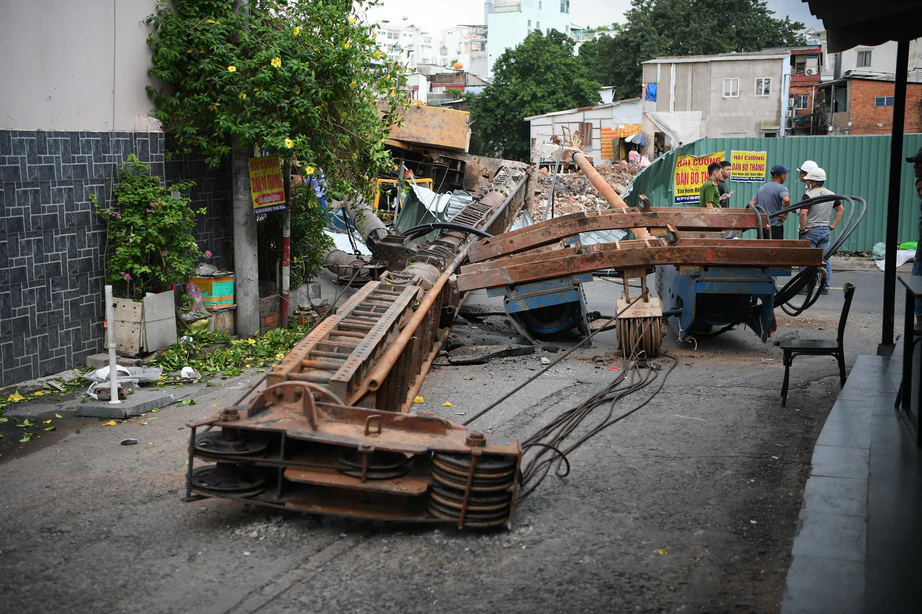 Ho Chi Minh City: Construction machinery for the Xuyen Tam canal unexpectedly collapses onto the road - Photo 2.