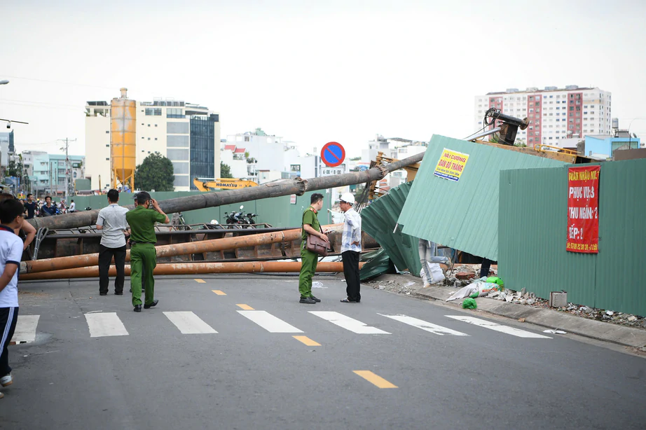 Ho Chi Minh City: Construction machinery for the Xuyen Tam canal unexpectedly collapses onto the road - Photo 3.