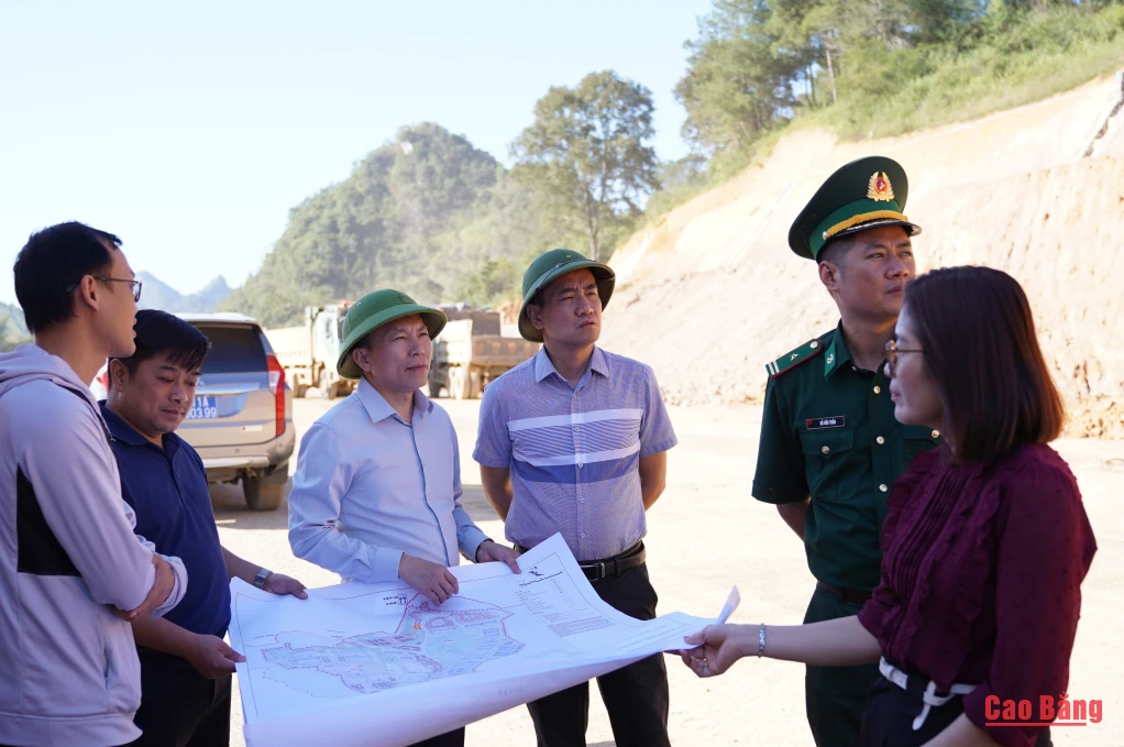Permanent Vice Chairman of the Provincial People's Committee Luong Tuan Hung inspects the infrastructure project at Tra Linh border gate.