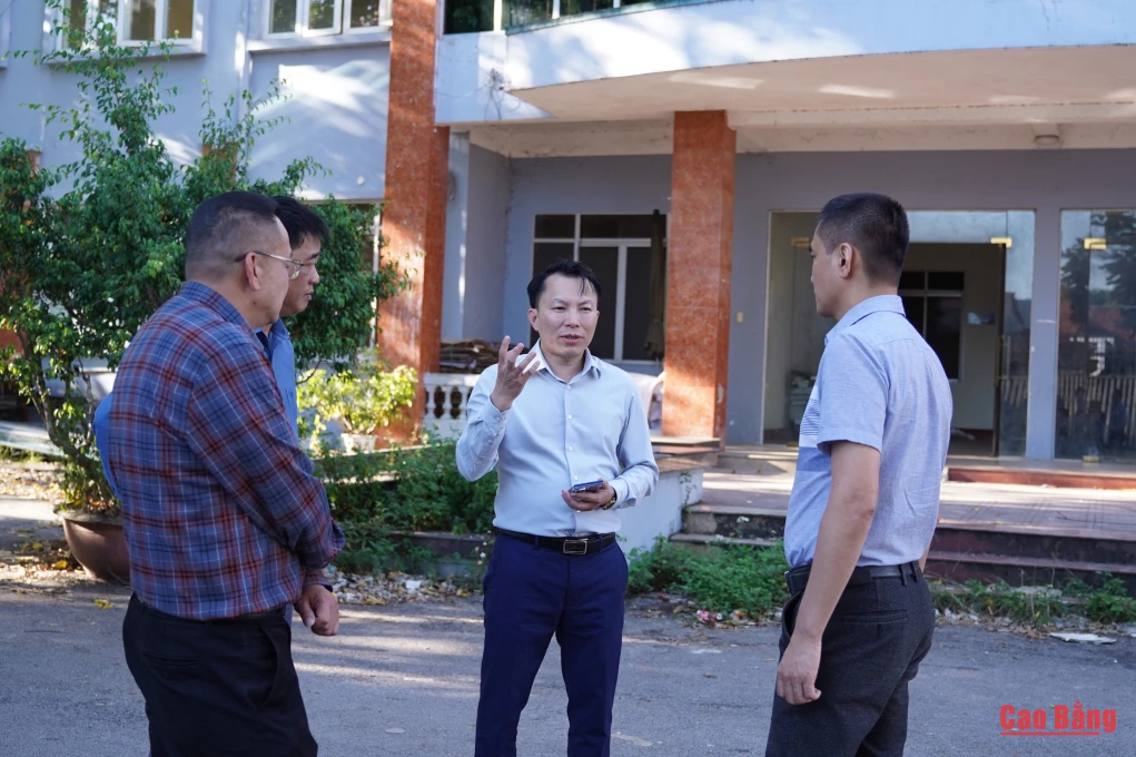 Permanent Vice Chairman of the Provincial People's Committee Luong Tuan Hung inspected the current condition of the Tra Linh Commune People's Committee headquarters.