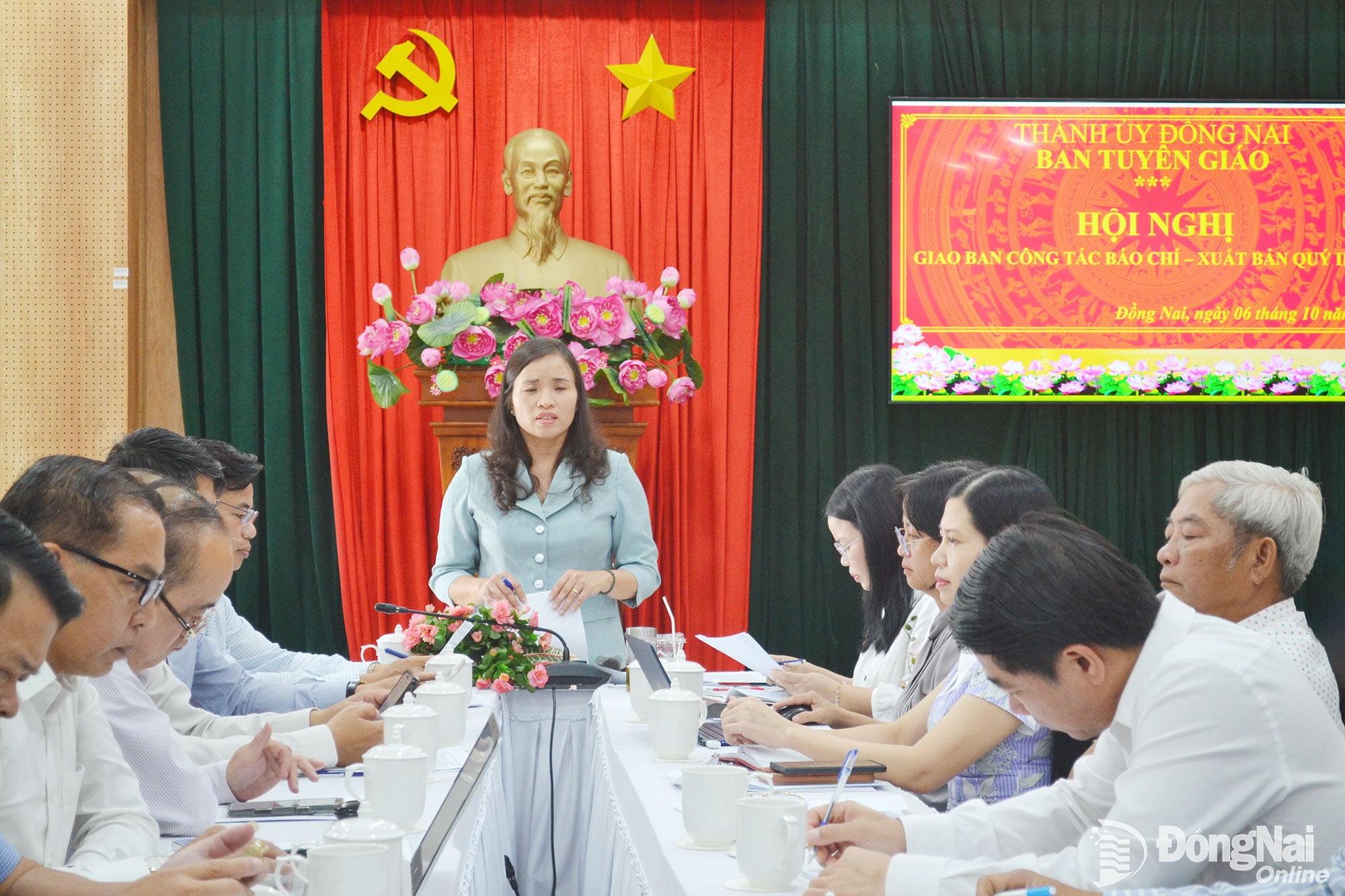 Deputy Head of the City Party Committee's Propaganda Department, Nguyen Thi Loan, chaired the meeting. Photo: Phuong Hang