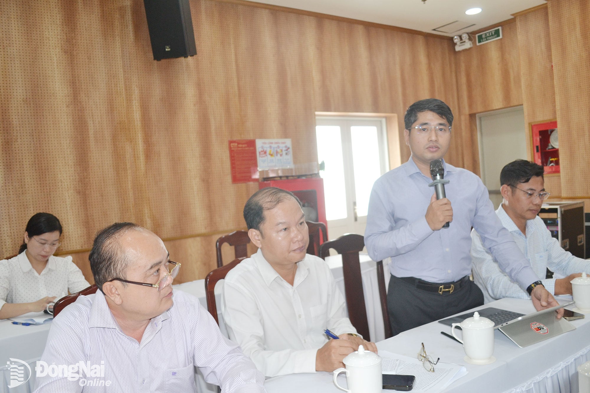 Deputy Director of the Department of Finance Pham Tuan Anh provides information on the socio-economic situation of Dong Nai province for the first nine months of the year. Photo: Phuong Hang.