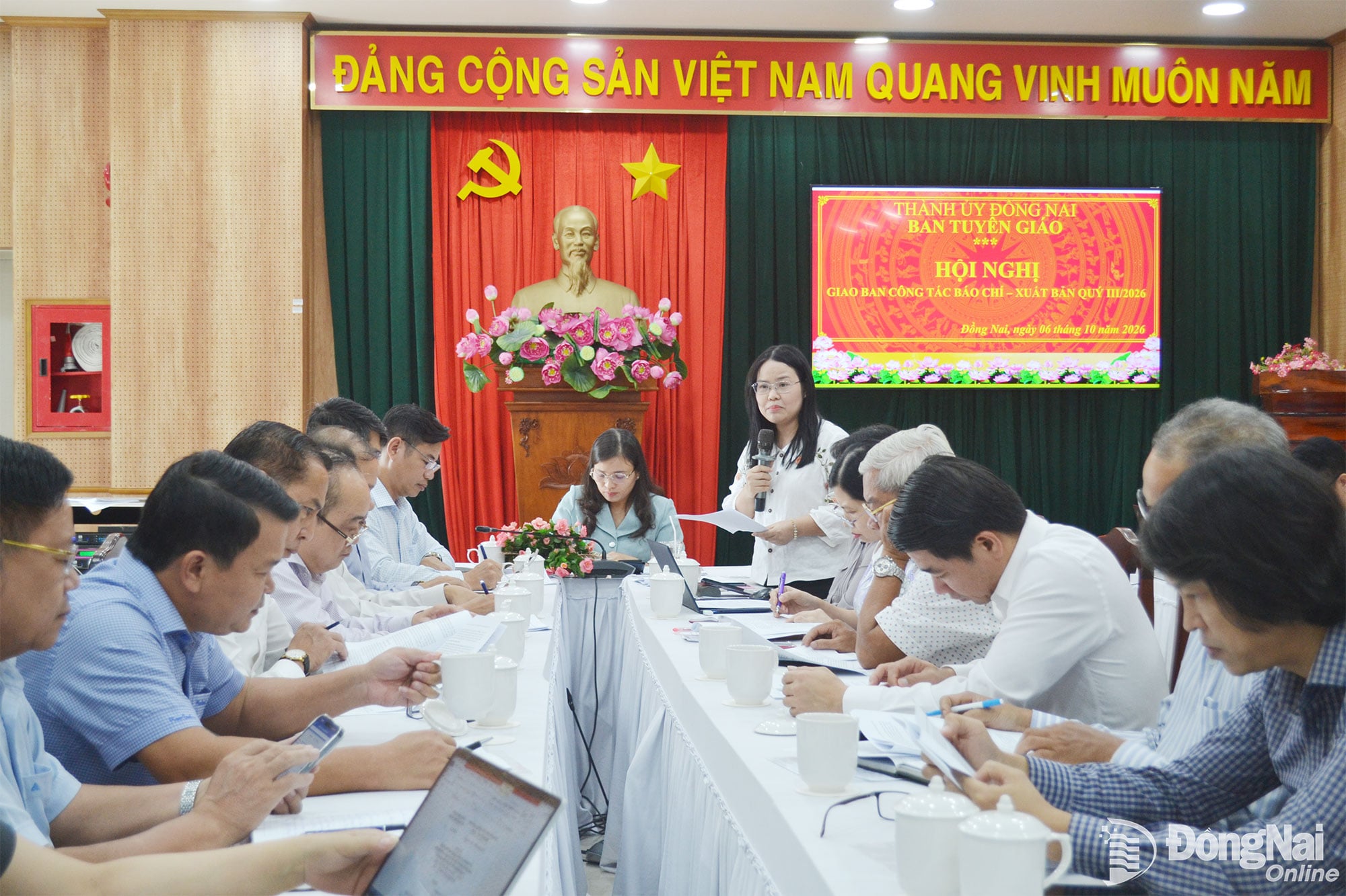 Ms. Le Thi Tuyet, Head of the Propaganda, Press and Publishing Department of the City Party Committee's Propaganda Department, provides information on propaganda, press and publishing work in the third quarter of 2026. Photo: Phuong Hang.