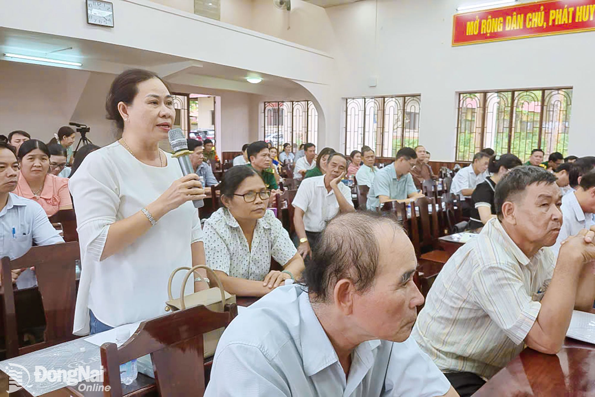 Voters in Loc Ninh ward submit their concerns to their National Assembly representatives. (Photo: Nguyen Tan)