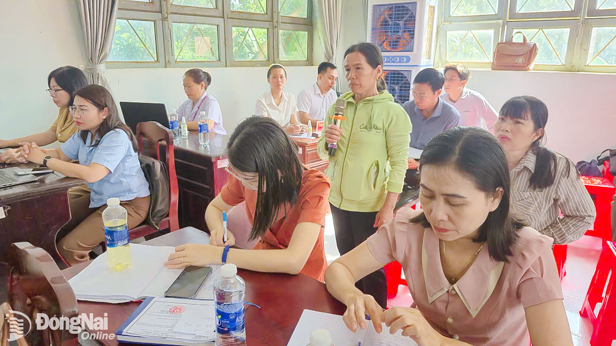 Voters in Hung Phuoc commune express their opinions at the meeting. Photo: Nguyen Tan