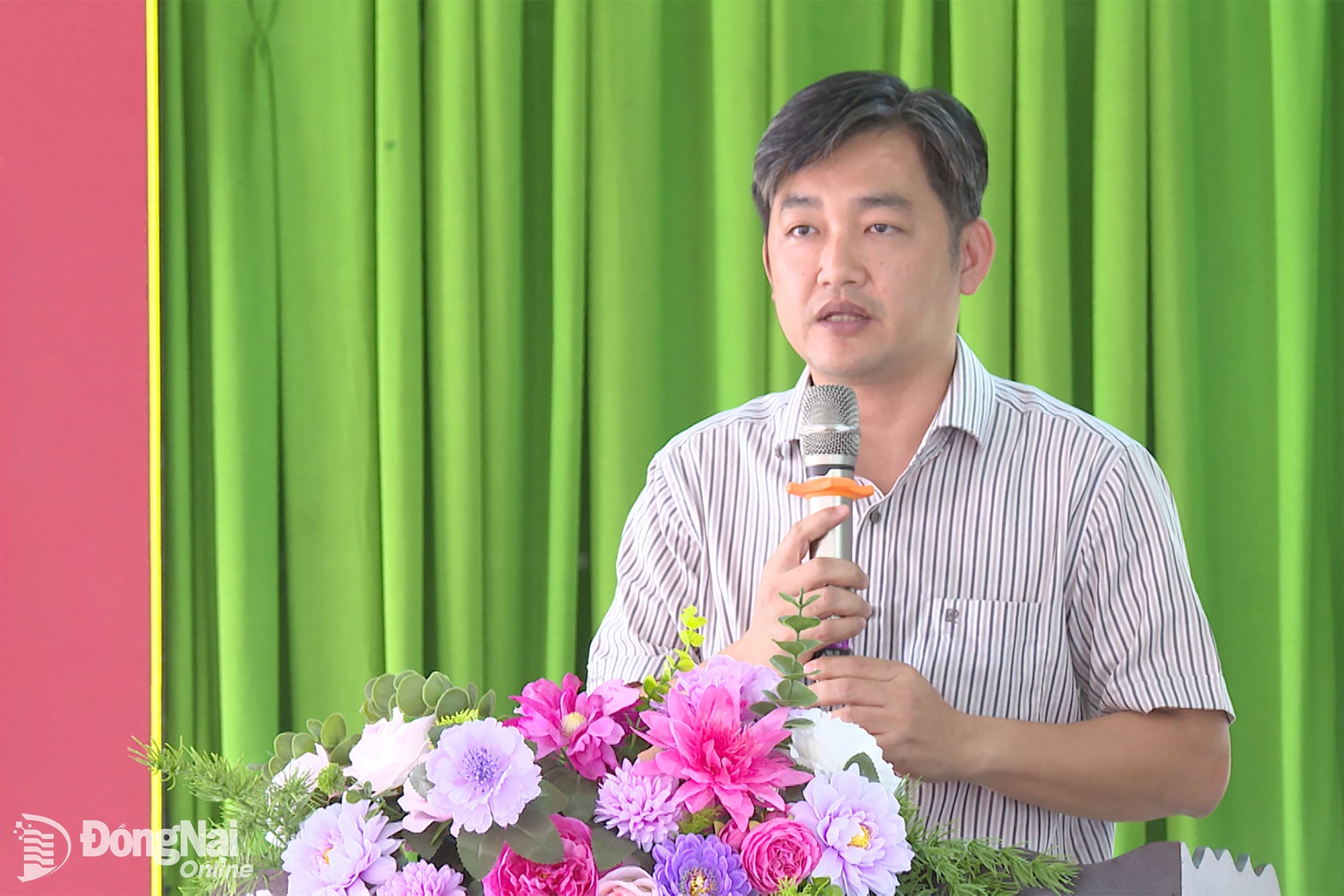 National Assembly representative Nguyen Quoc Dung responds to voters' requests. Photo: Nguyen Tan