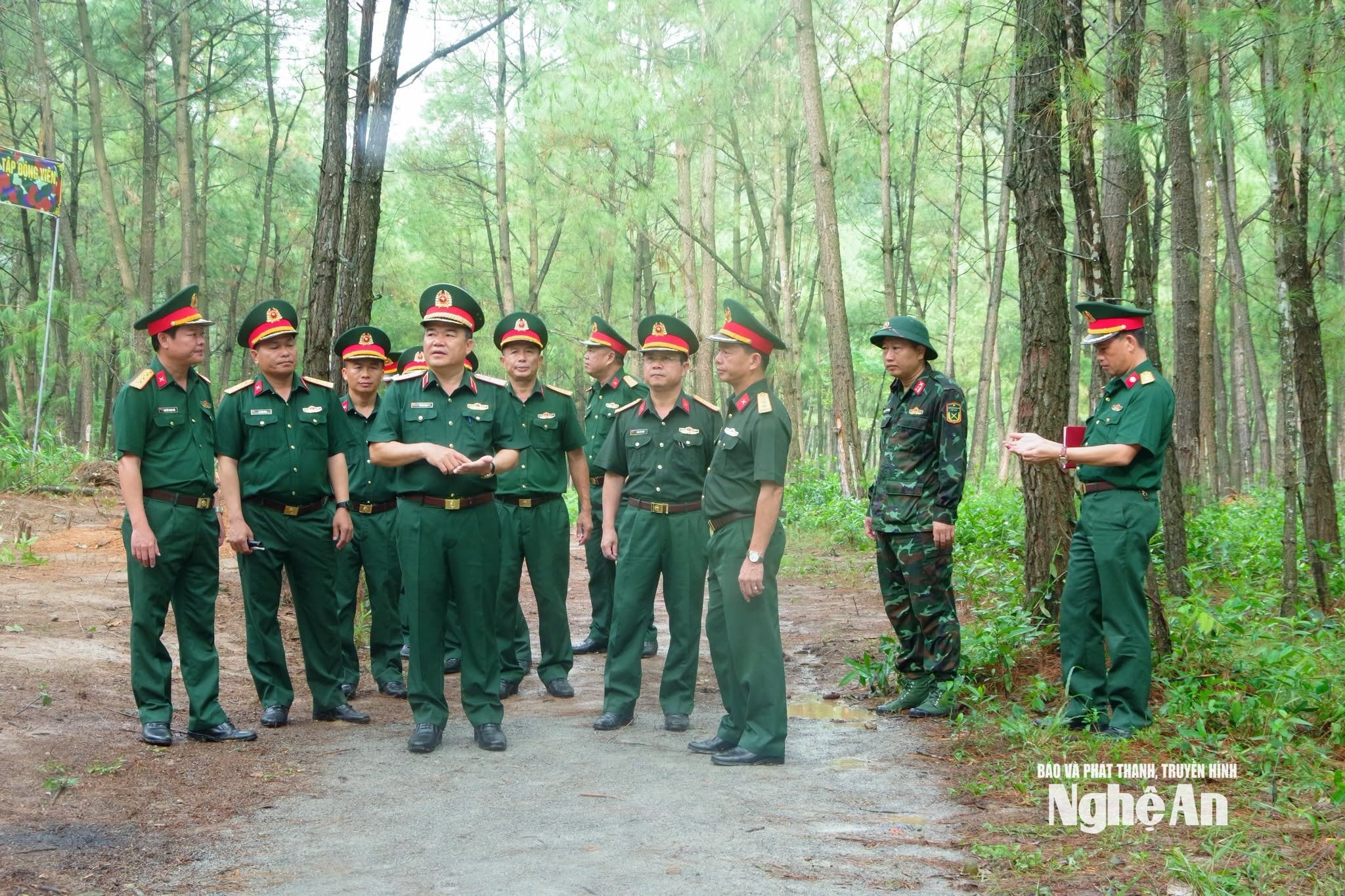 Major General Vu Van Tung, Member of the Provincial Party Standing Committee, Commander, and Deputy Head of the Provincial Exercise Steering Committee, inspected the construction of the Provincial Exercise Command Center.