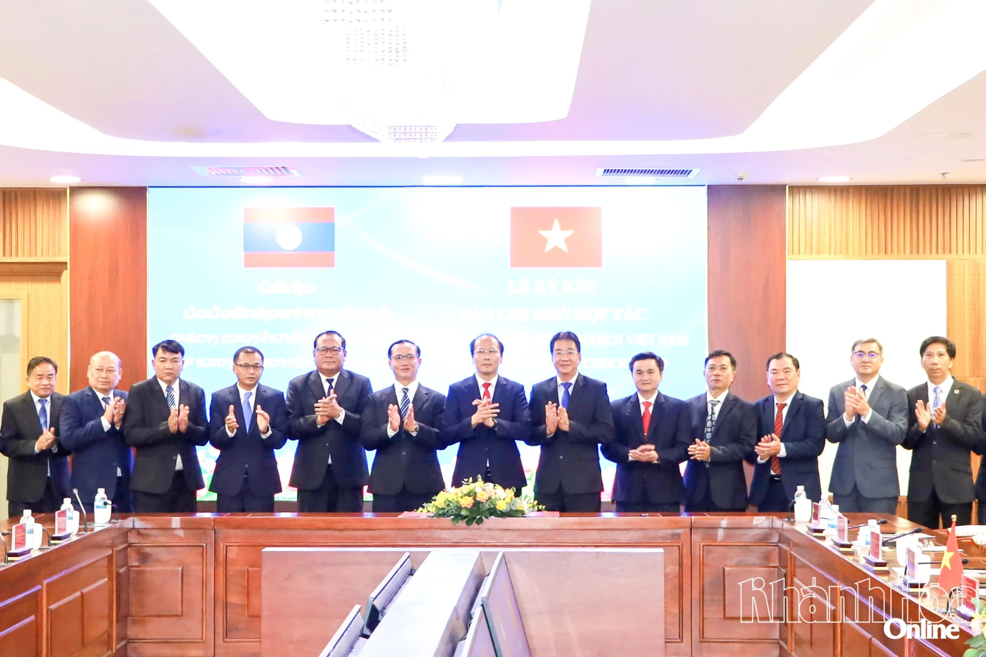 Đồng chí Nguyễn Khắc Hà cùng các đại biểu hai tỉnh tại lễ ký kết.