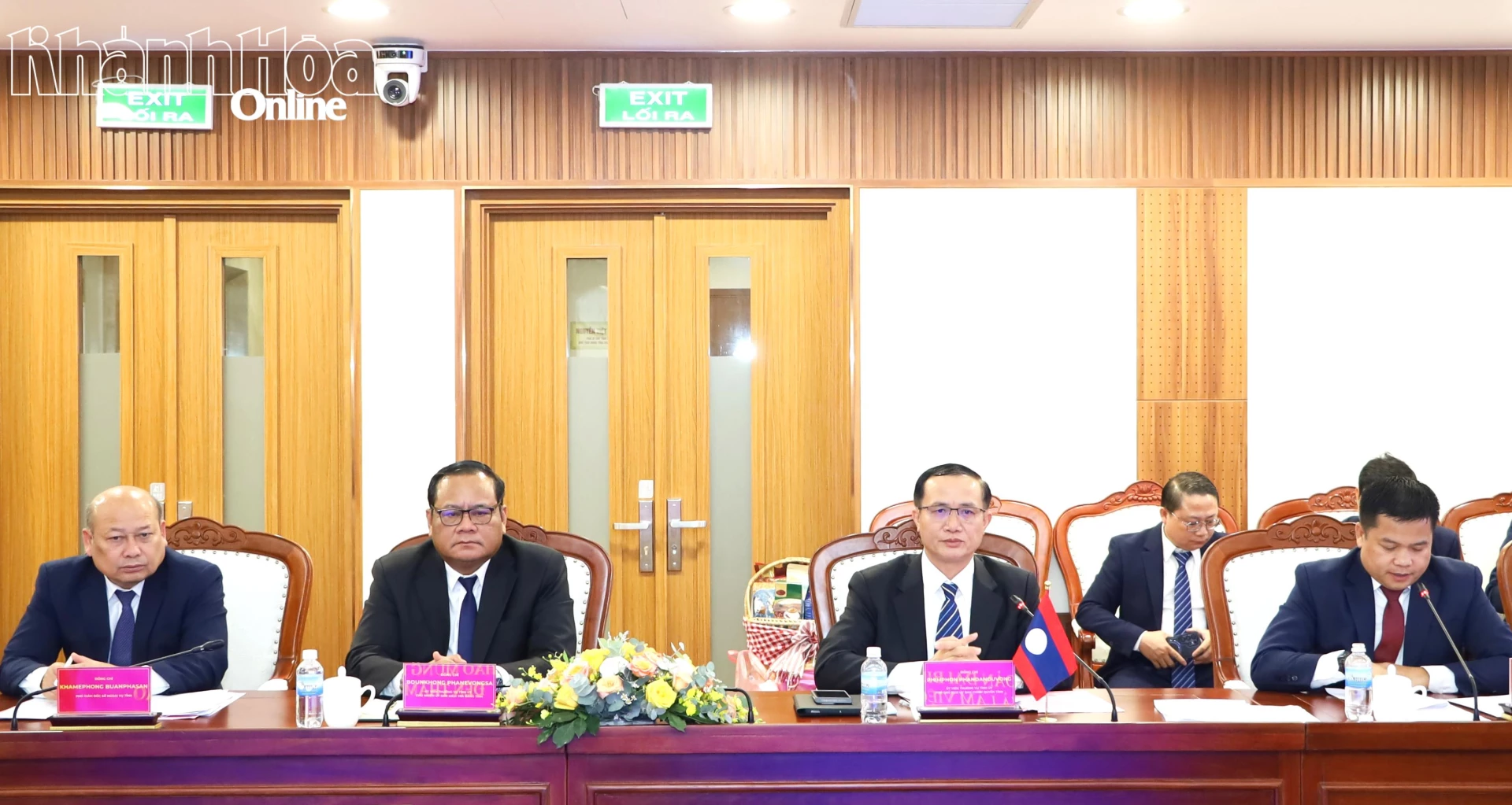 Đồng chí Phimphon Phandanouvong - Ủy viên Ban Thường vụ Tỉnh ủy, Phó Chủ tịch Ủy ban Chính quyền tỉnh Champasak tham dự lễ ký kết.