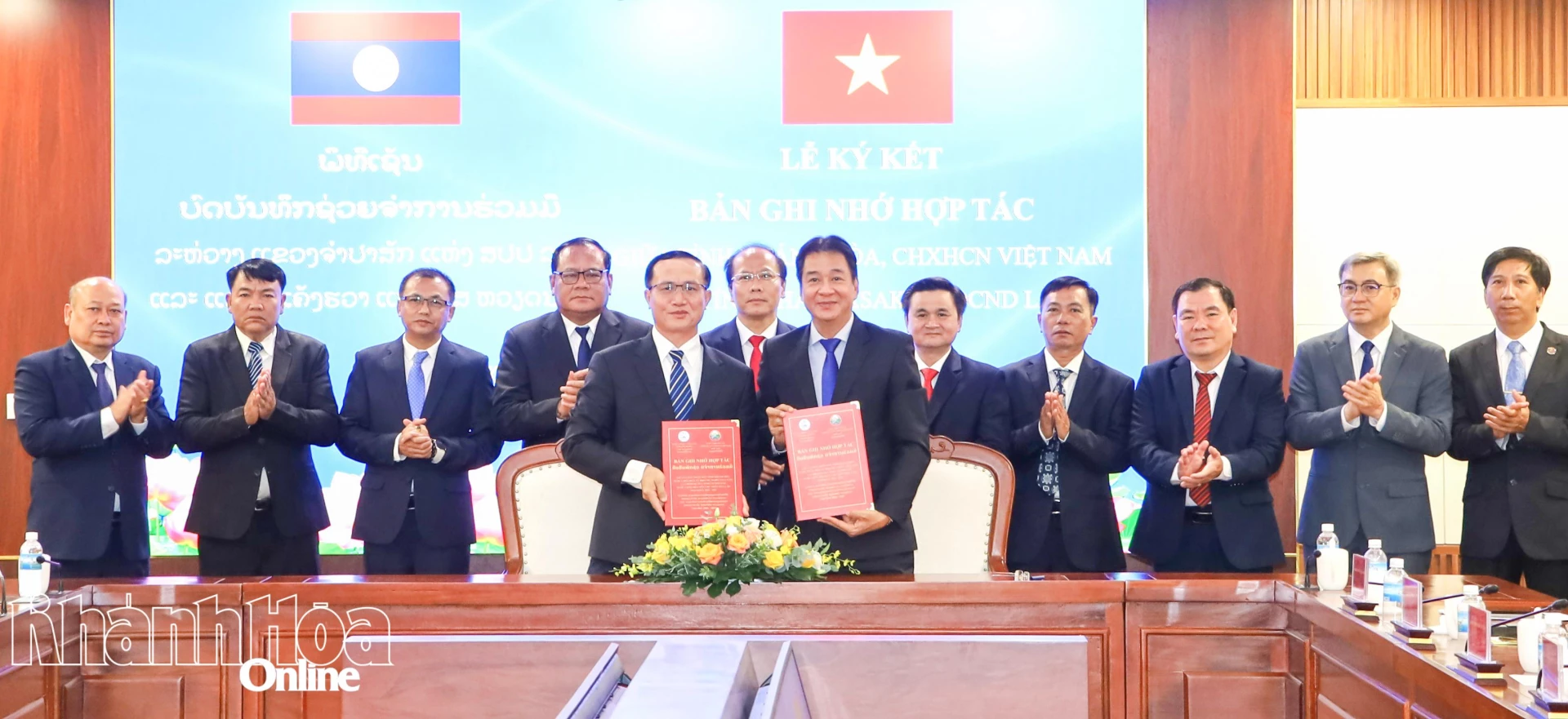 Đồng chí Nguyễn Khắc Hà và các đại biểu chứng kiến đồng chí Nguyễn Long Biên và đồng chí Phimphon Phandanouvong thực hiện ký kết biên bản ghi nhớ hợp tác giữa 2 tỉnh.