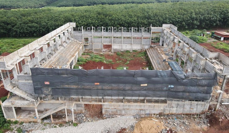 Xã nói gì về Nhà thi đấu 1.000 chỗ ngồi đang xây bị nứt gãy? - Ảnh 1.