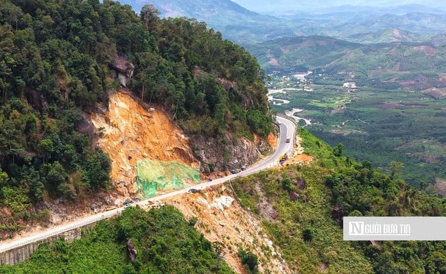 The situation is chaotic as landslides are being dealt with on the Khanh Le pass connecting Nha Trang and Da Lat - Photo 3.