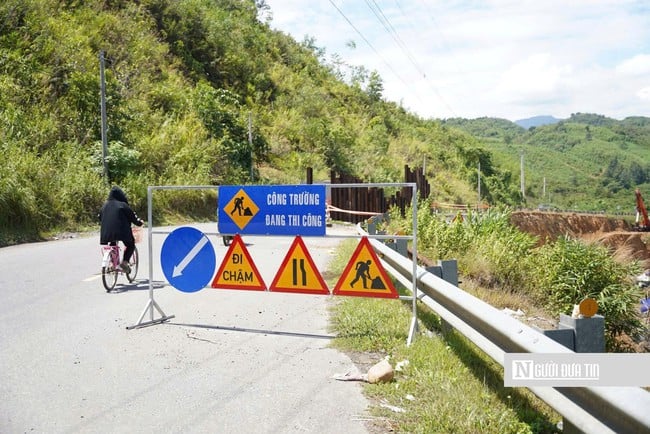 The situation is chaotic with landslide cleanup efforts on the Khanh Le pass connecting Nha Trang and Da Lat - Photo 12.