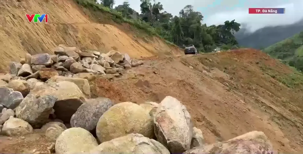 Chủ động khắc phục sạt lở, bảo đảm giao thông lên vùng biên giới Đà Nẵng - Ảnh 2.