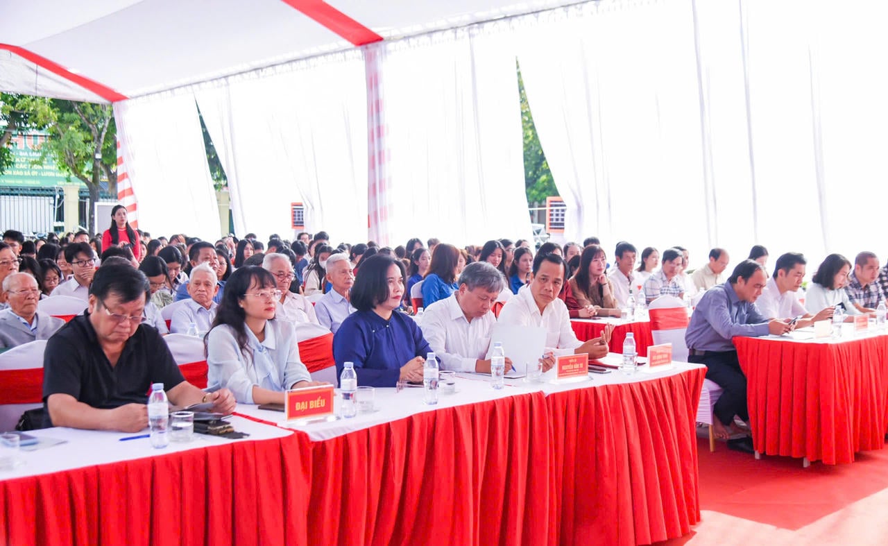 Các đại biểu tham dự lễ khai mạc Trưng bày. Ảnh: M.Q