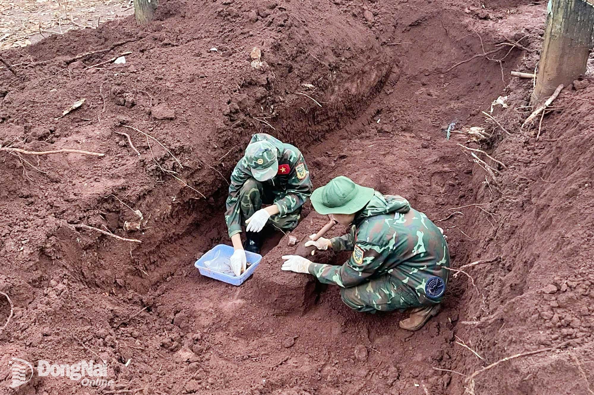 Đội K76 tìm thấy hài cốt liệt sĩ tại phường Lộc Ninh ngày 6-10. Ảnh: ĐVCC