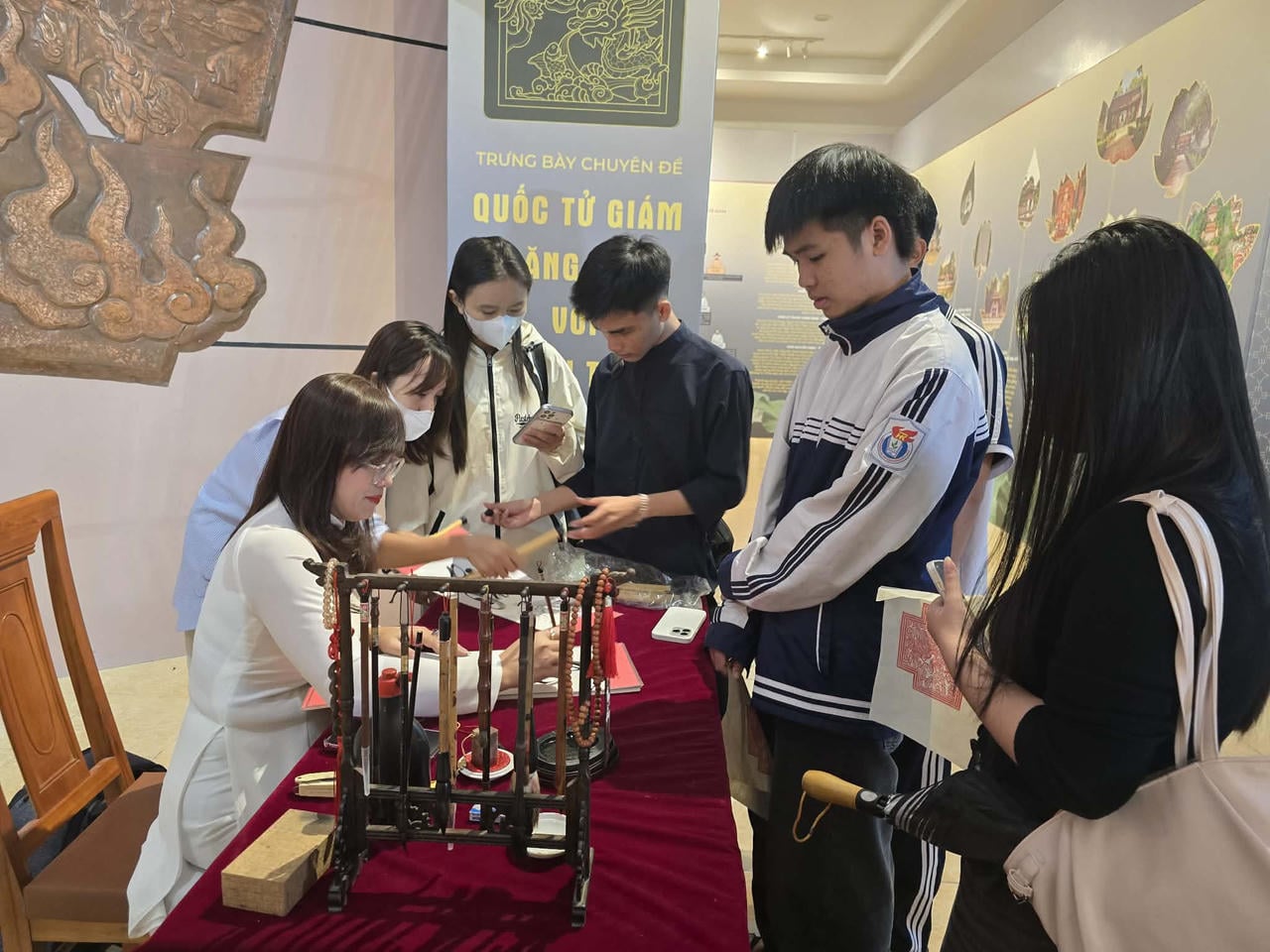 Trải nghiệm xin chữ thu hút nhiều bạn trẻ. Ảnh: Tuyết Lan
