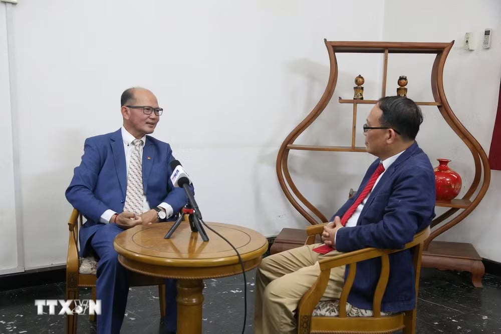 Học giả Uch Leang (trái) trả lời phỏng vấn của phóng viên TTXVN. (