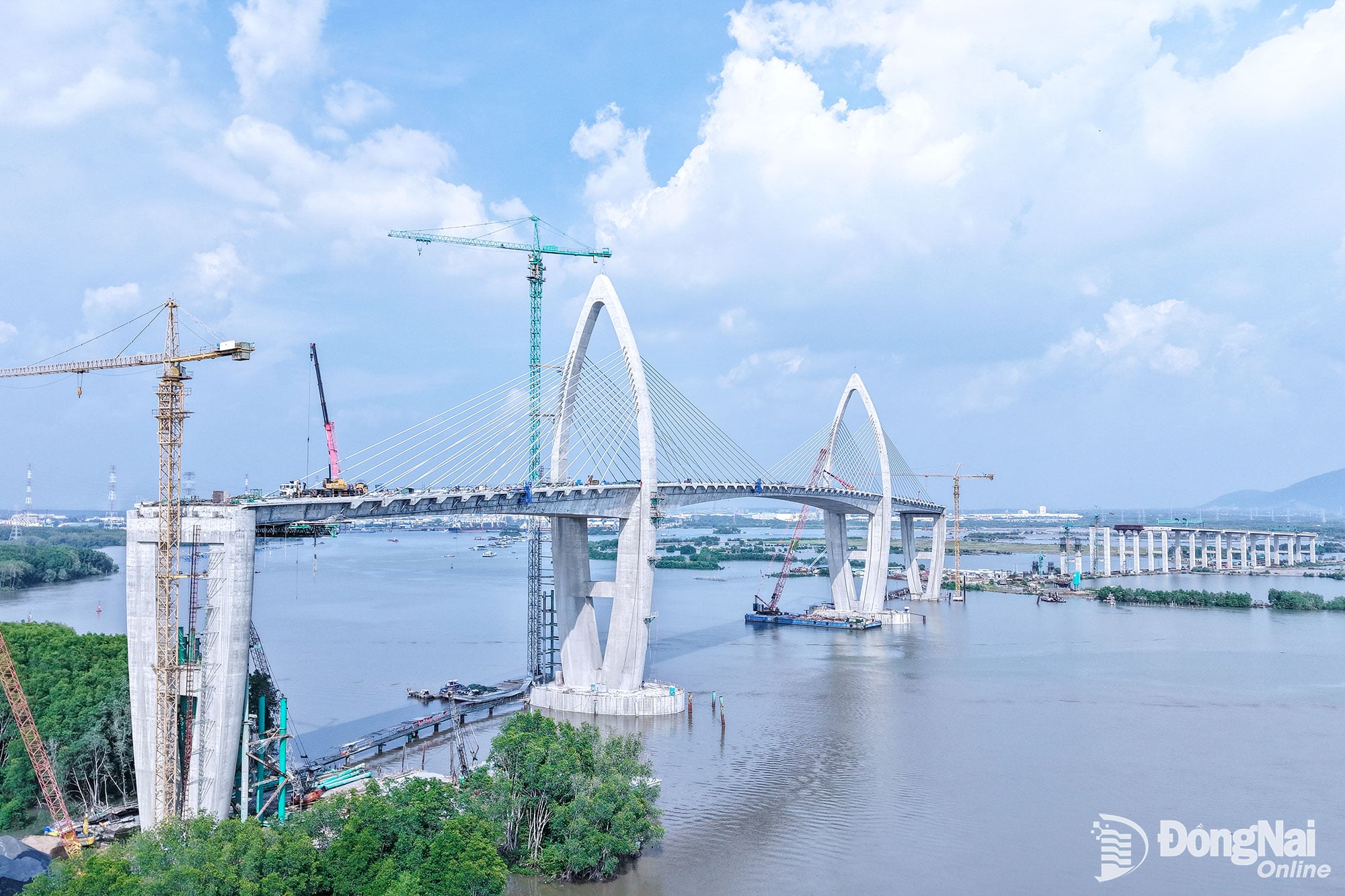 Traversa principală a podului Phuoc An, care leagă orașul Dong Nai de orașul Ho Chi Minh, a fost turnată. Foto: CONG NGHIA