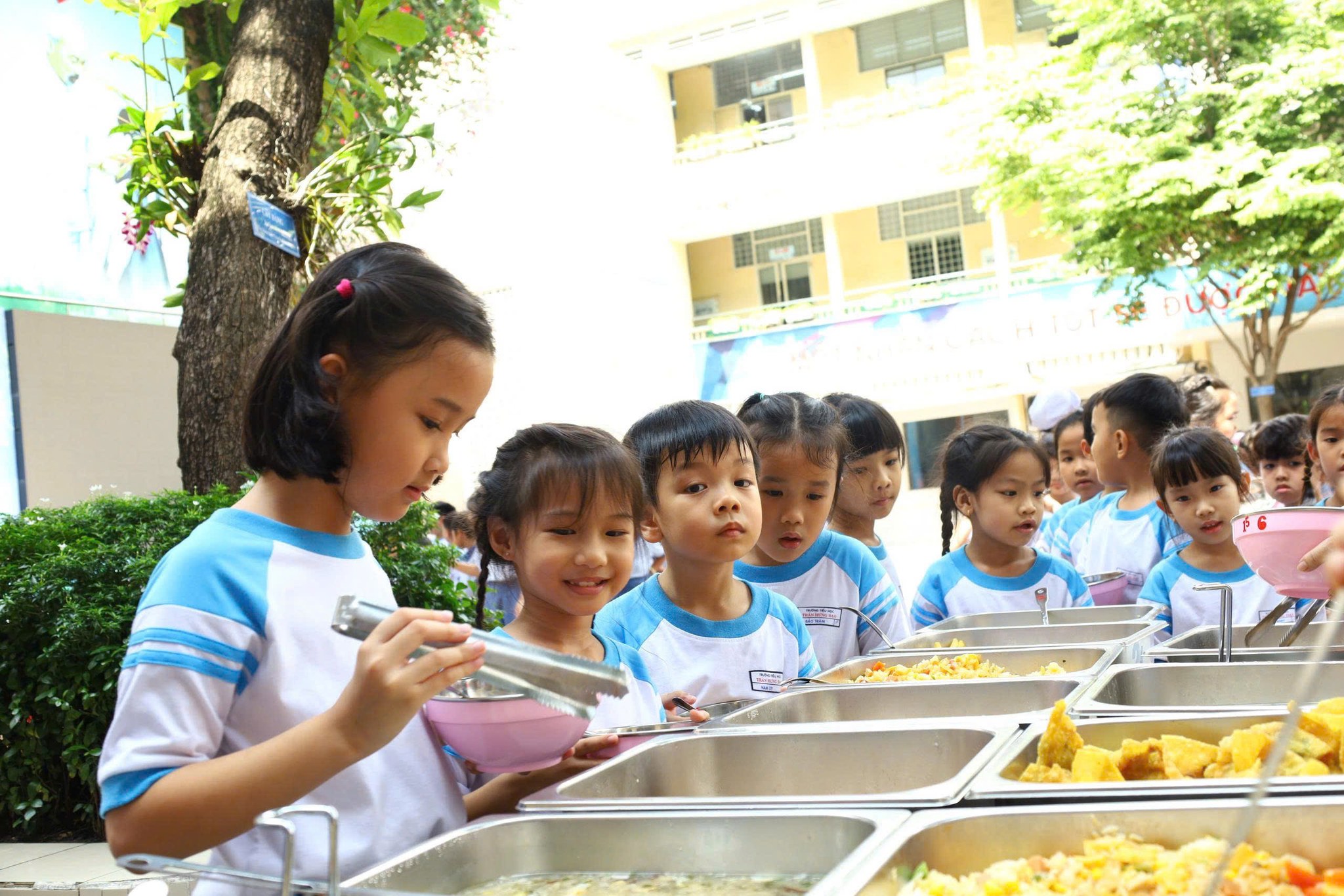 Những bữa ăn bán trú hạnh phúc ở trường - Ảnh 1.