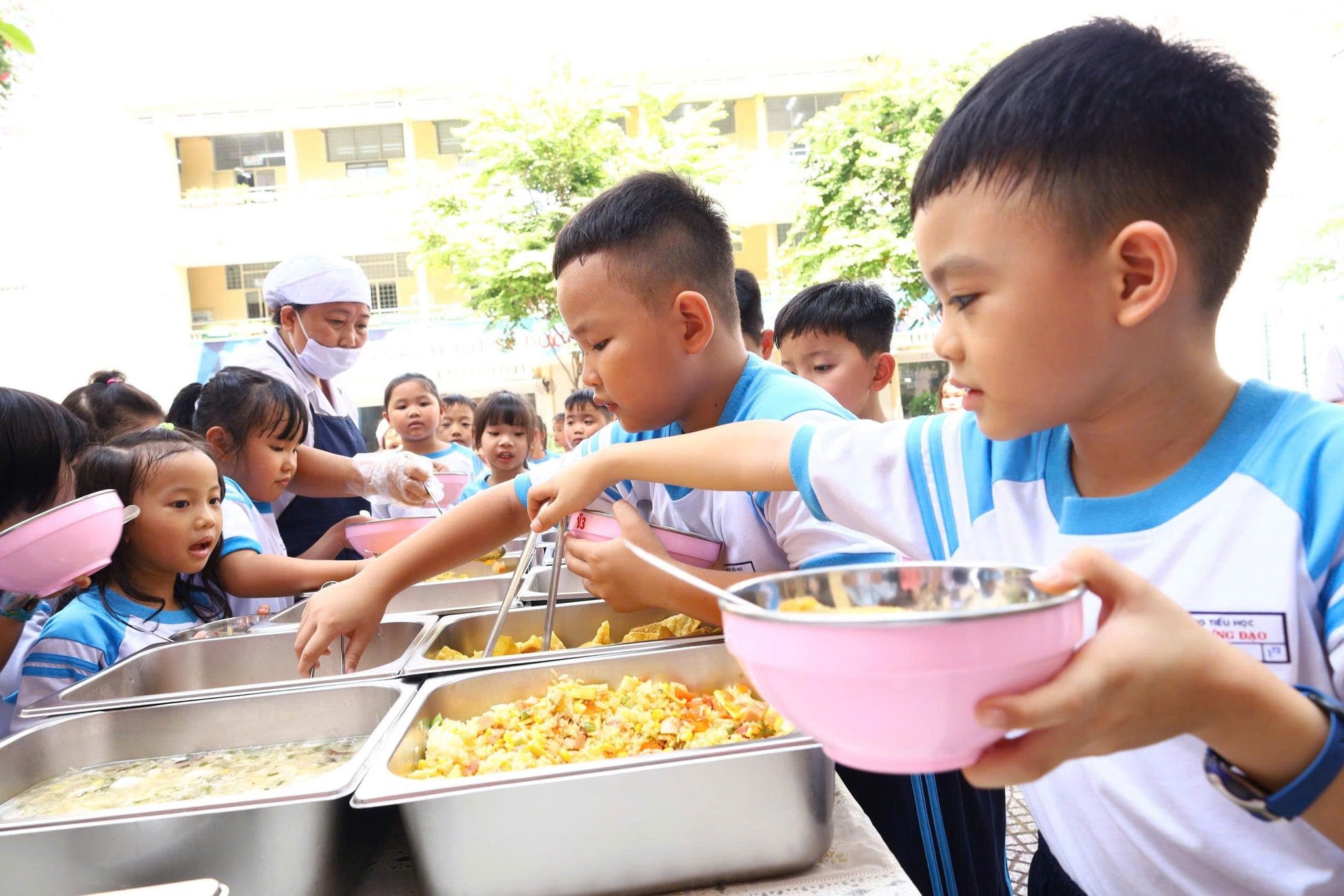 Những bữa ăn bán trú hạnh phúc ở trường - Ảnh 2.