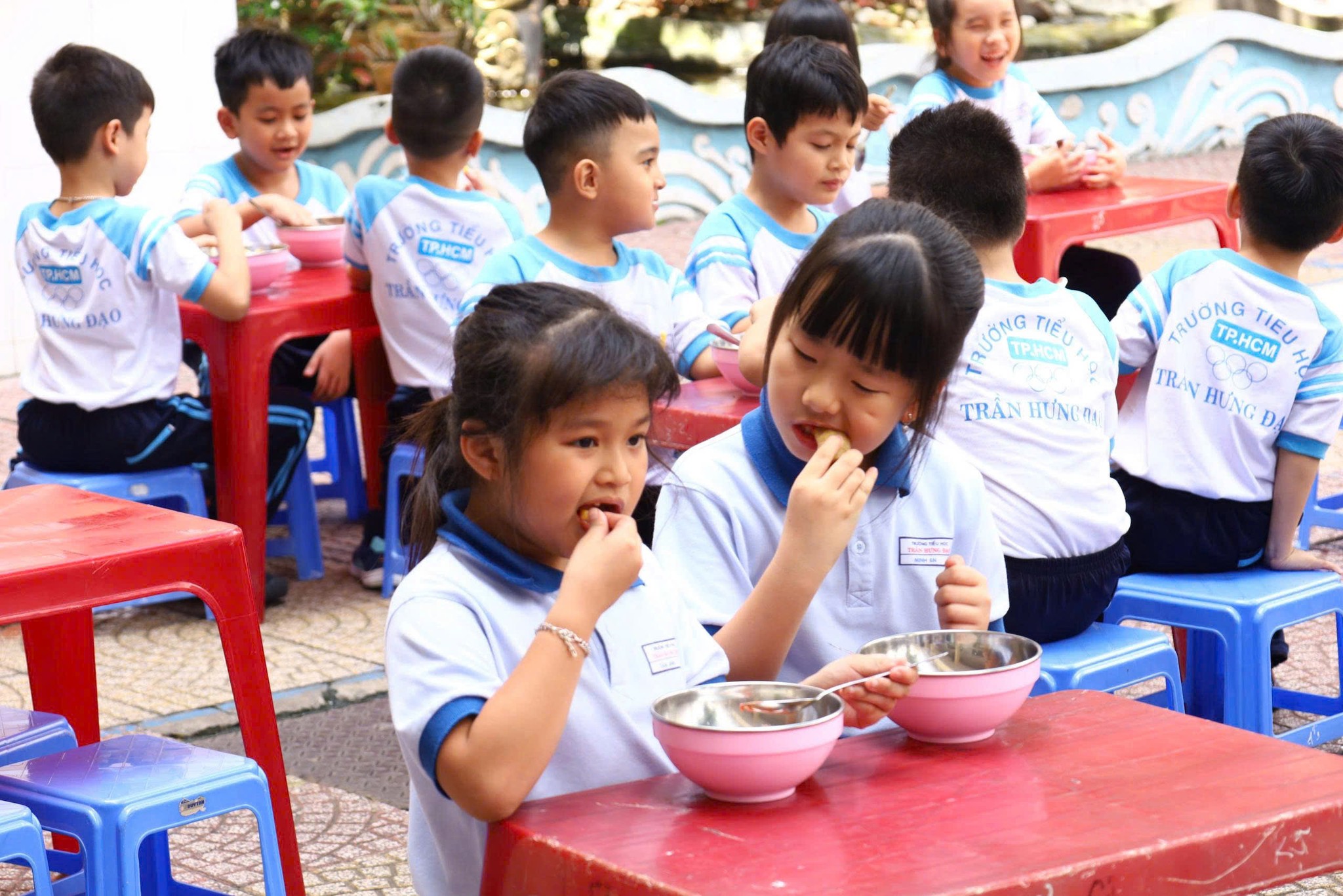 Những bữa ăn bán trú hạnh phúc ở trường - Ảnh 4.