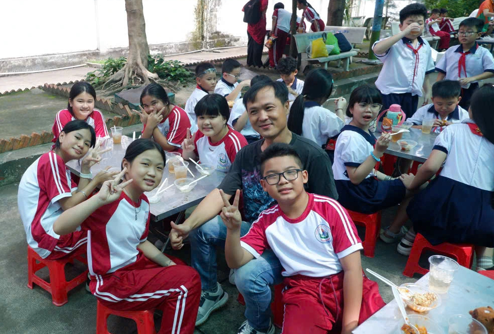 Những bữa ăn bán trú hạnh phúc ở trường - Ảnh 7.