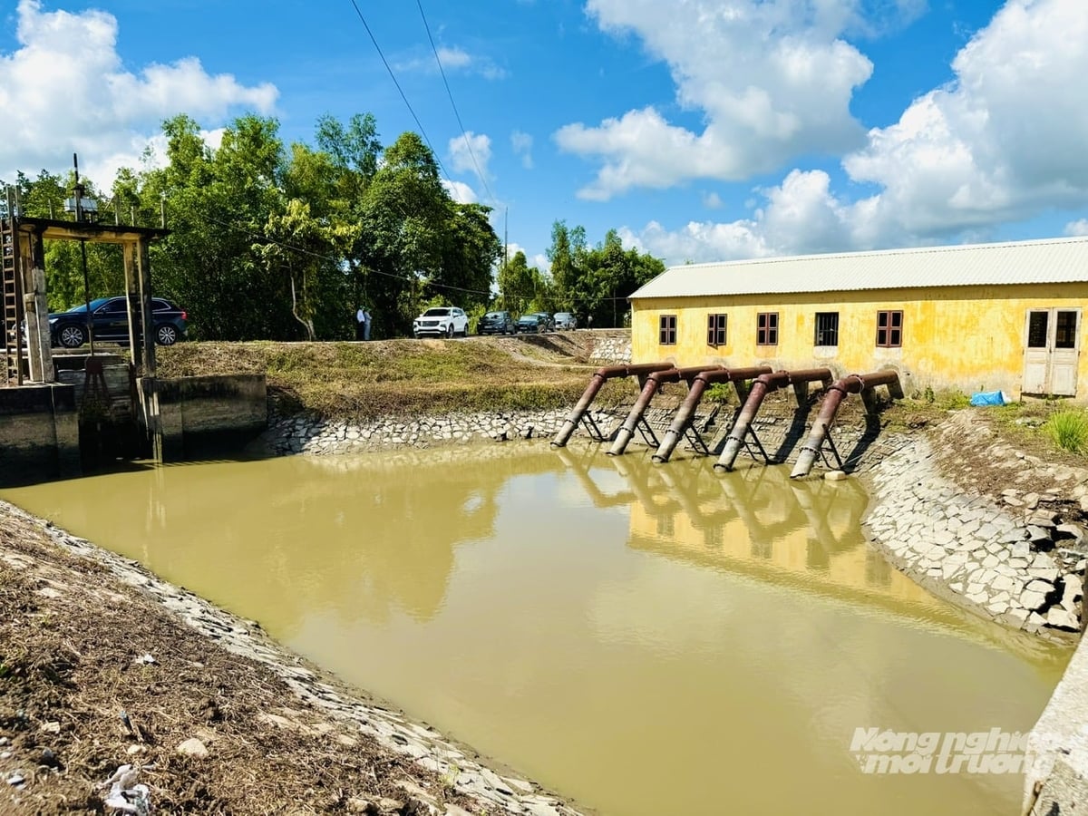 Sistemul de canale de irigații din orașul Can Tho este operat flexibil pentru a controla pătrunderea apei sărate și a proteja resursele de apă dulce pentru producția agricolă în timpul sezonului secetos. Foto: Le Hoang Vu. Hệ thống cống thủy lợi tại TP Cần Thơ được vận hành linh hoạt nhằm kiểm soát xâm nhập mặn, bảo vệ nguồn nước ngọt phục vụ sản xuất nông nghiệp trong mùa khô. Ảnh: Lê Hoàng Vũ.