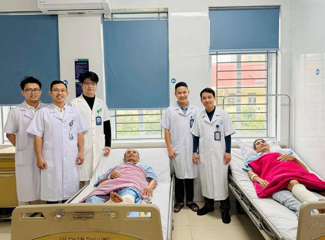 Esecuzione con successo di due interventi chirurgici consecutivi di amputazione della caviglia - Foto 1. Liên tiếp nối thành công hai ca đứt lìa cổ chân- Ảnh 1.