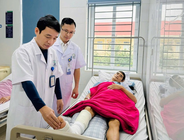 Esecuzione con successo di due interventi chirurgici consecutivi di amputazione della caviglia - Foto 2. Liên tiếp nối thành công hai ca đứt lìa cổ chân- Ảnh 2.